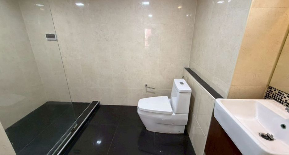 For rent 3 bedrooms townhouse in Watthana, Bangkok