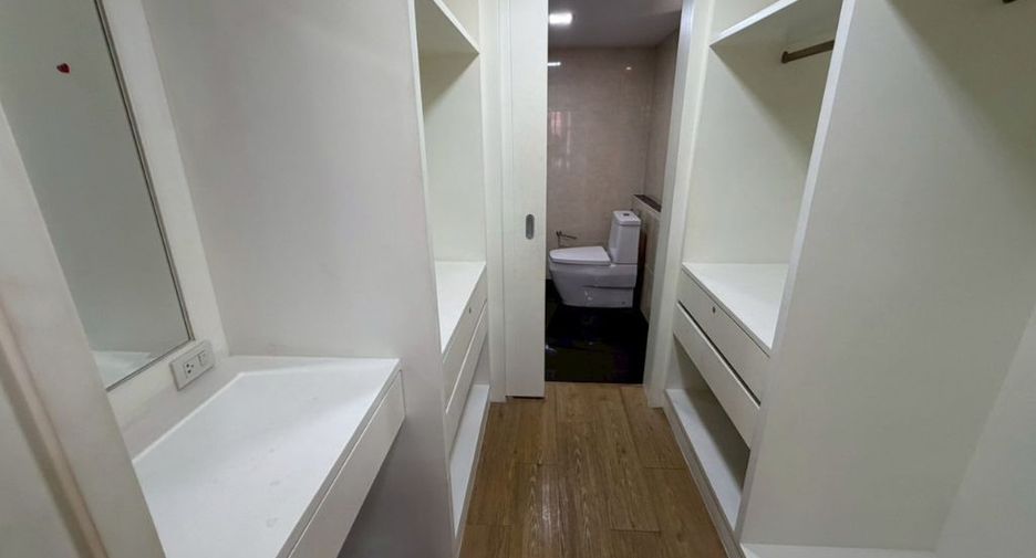 For rent 3 bedrooms townhouse in Watthana, Bangkok