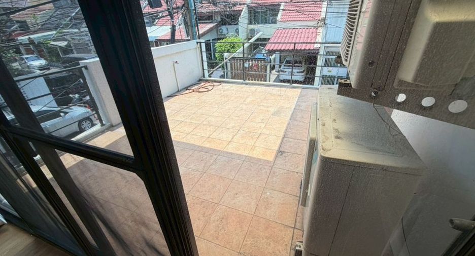 For rent 3 bedrooms townhouse in Watthana, Bangkok