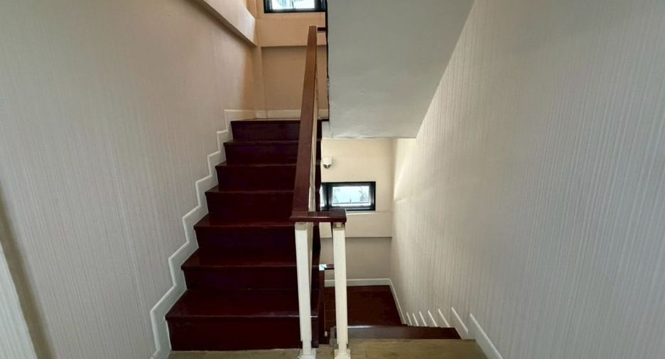 For rent 3 bedrooms townhouse in Watthana, Bangkok