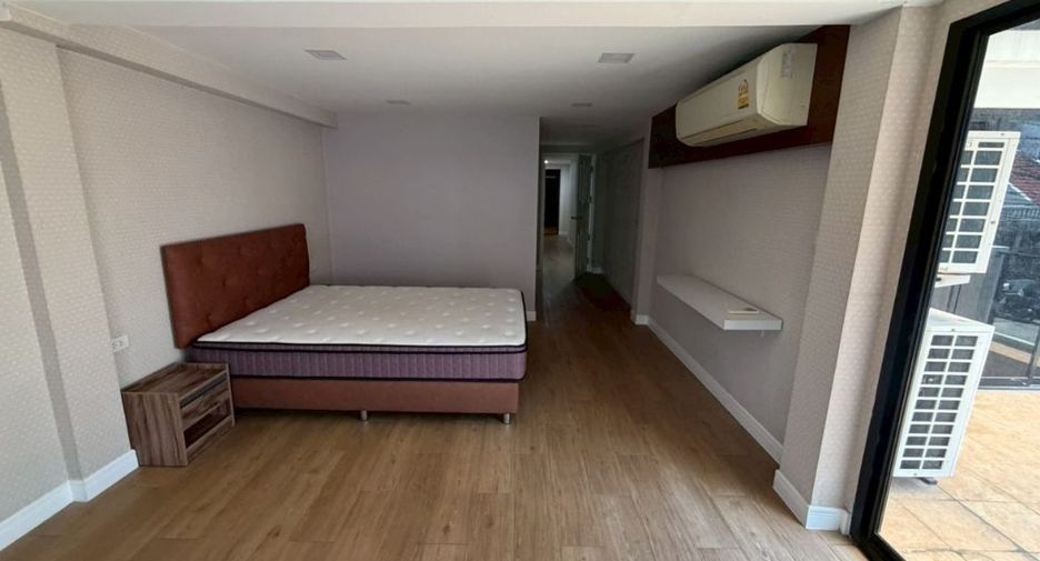 For rent 3 bedrooms townhouse in Watthana, Bangkok