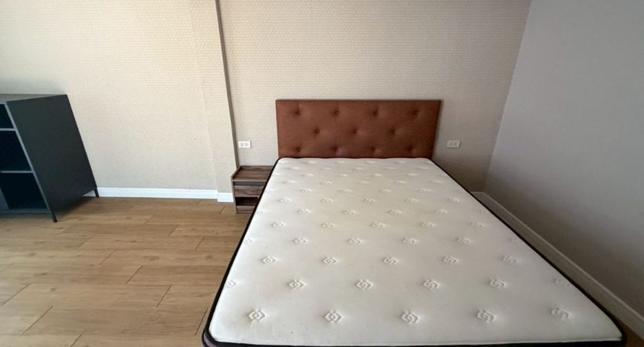 For rent 3 bedrooms townhouse in Watthana, Bangkok
