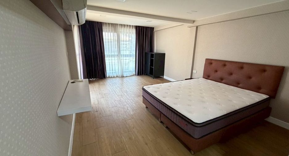 For rent 3 bedrooms townhouse in Watthana, Bangkok