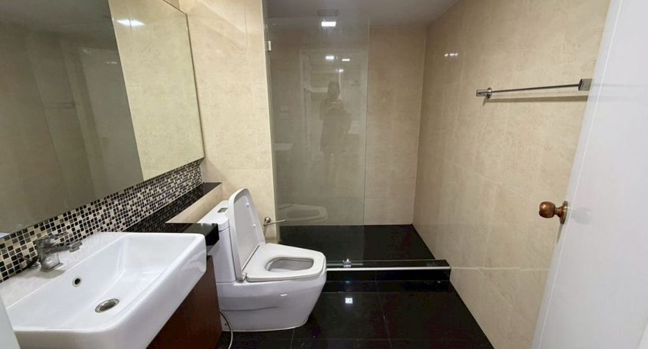 For rent 3 bedrooms townhouse in Watthana, Bangkok