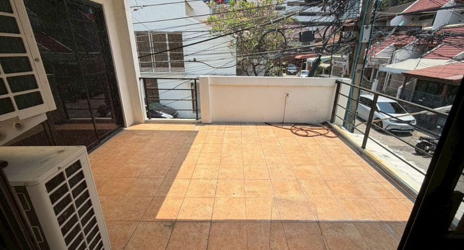 For rent 3 bedrooms townhouse in Watthana, Bangkok