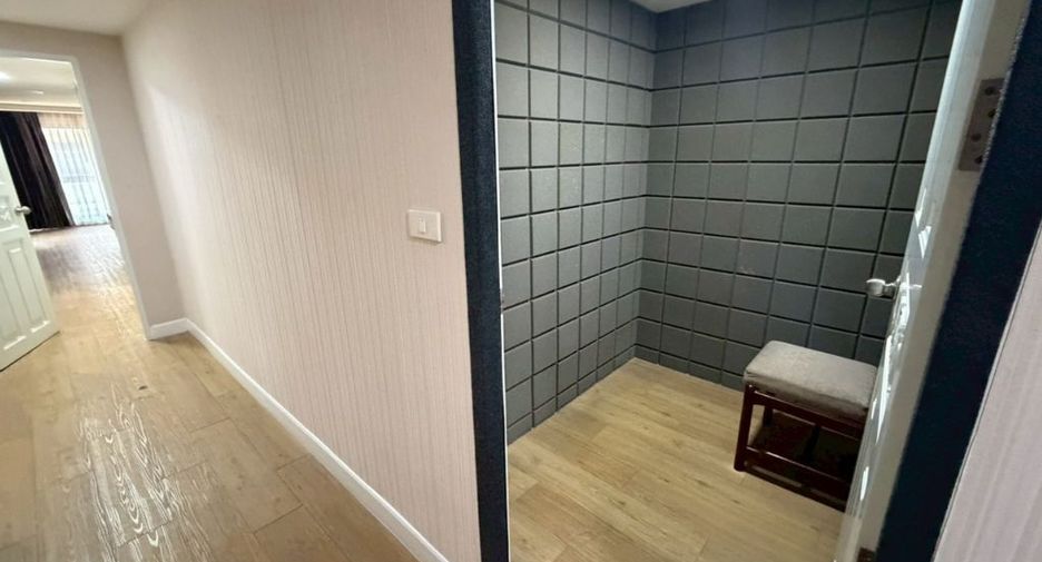 For rent 3 bedrooms townhouse in Watthana, Bangkok