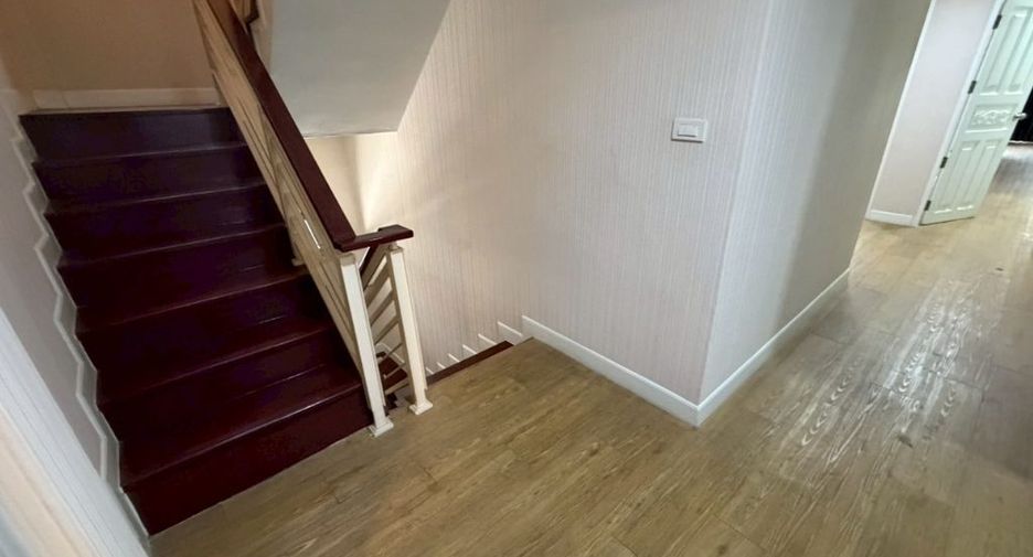 For rent 3 bedrooms townhouse in Watthana, Bangkok