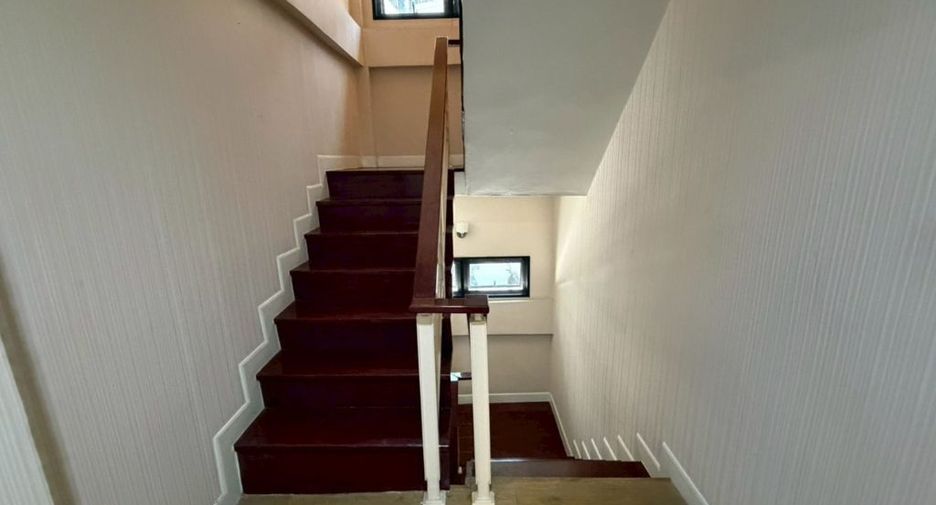 For rent 3 bedrooms townhouse in Watthana, Bangkok