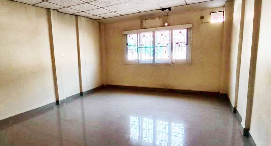 Casa adosada en venta de 4 habitaciones en Bang Kruai, Nonthaburi
