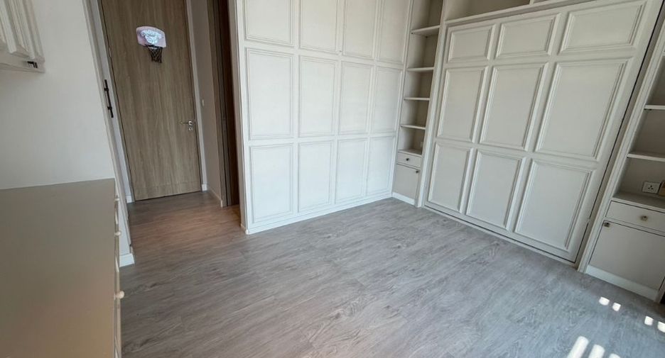 For rent 3 bedrooms condo in Sathon, Bangkok