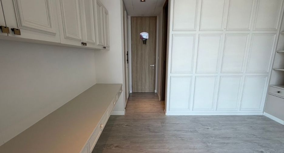 For rent 3 bedrooms condo in Sathon, Bangkok