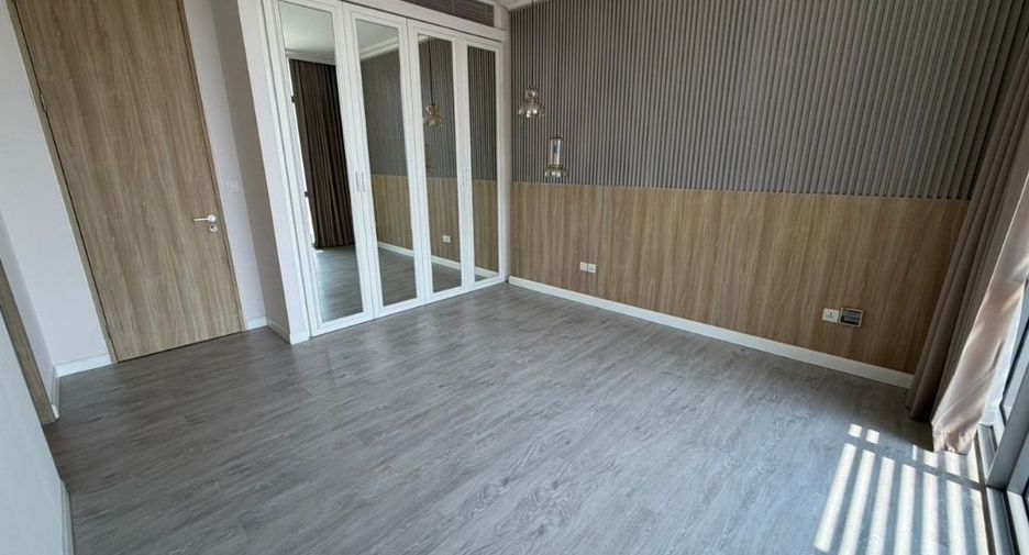 For rent 3 bedrooms condo in Sathon, Bangkok