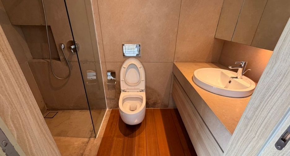 For rent 3 bedrooms condo in Sathon, Bangkok