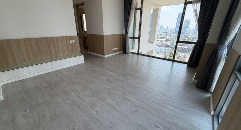 For rent 3 bedrooms condo in Sathon, Bangkok