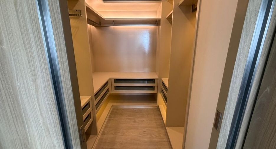 For rent 3 bedrooms condo in Sathon, Bangkok