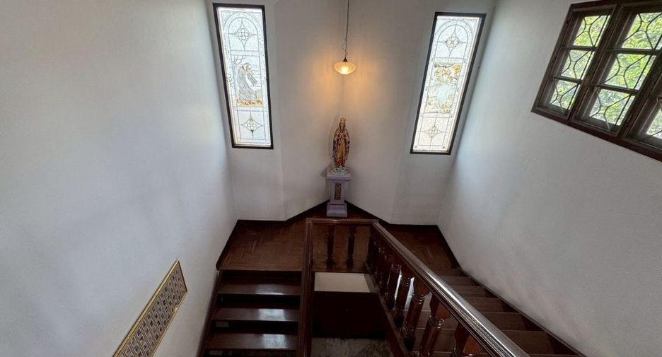 For sale 4 bedrooms house in Bang Kapi, Bangkok