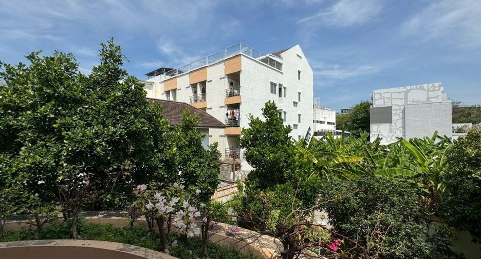 For sale 4 bedrooms house in Bang Kapi, Bangkok