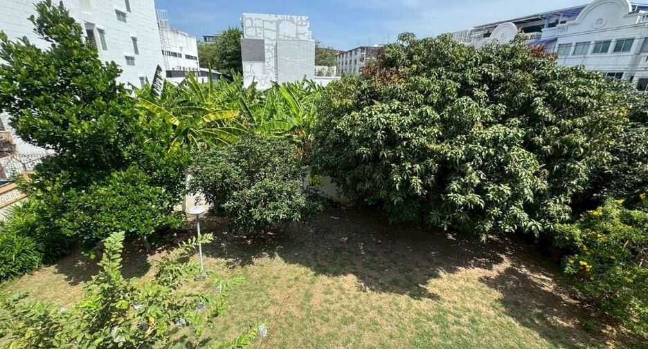 For sale 4 bedrooms house in Bang Kapi, Bangkok