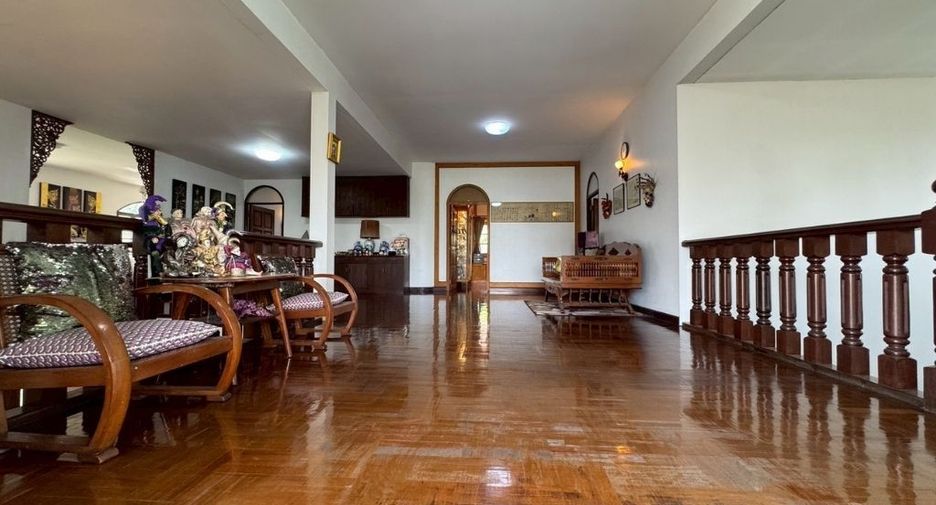 For sale 4 bedrooms house in Bang Kapi, Bangkok