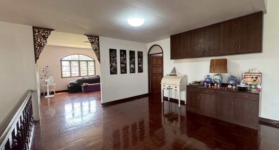For sale 4 bedrooms house in Bang Kapi, Bangkok