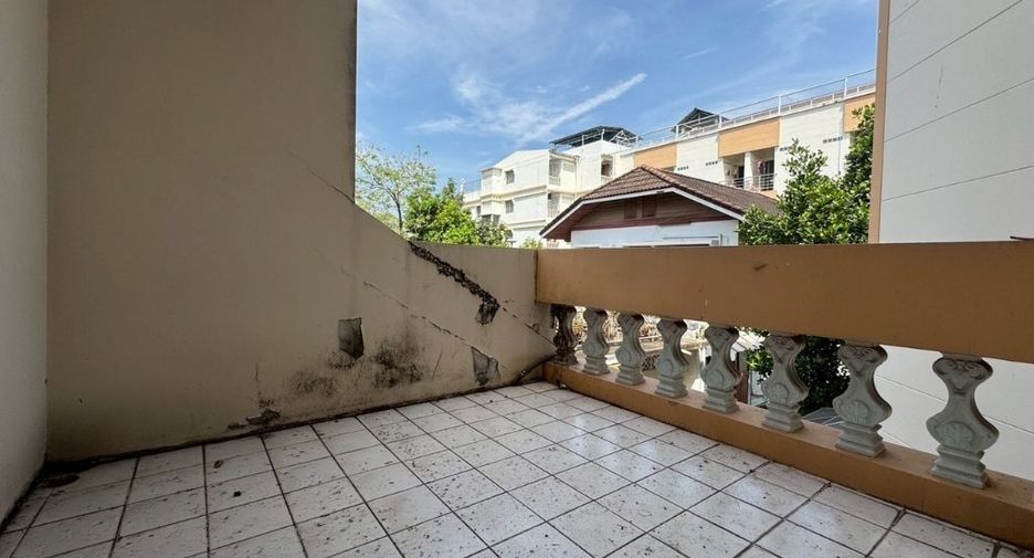 For sale 4 bedrooms house in Bang Kapi, Bangkok