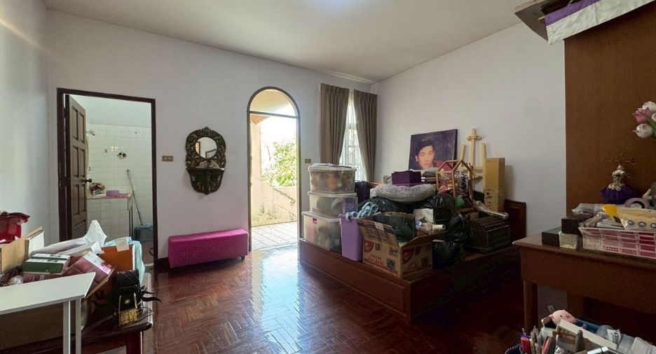 For sale 4 bedrooms house in Bang Kapi, Bangkok