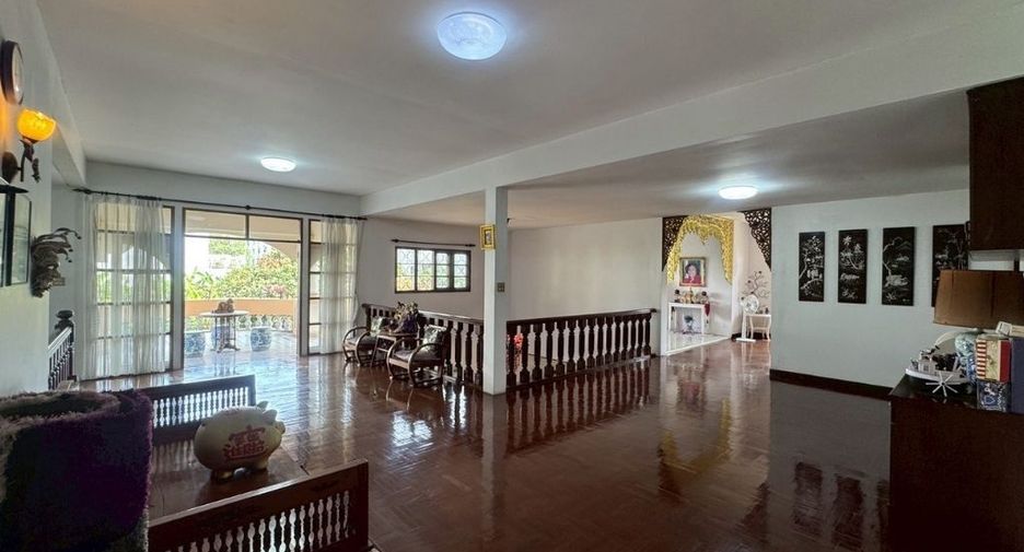 For sale 4 bedrooms house in Bang Kapi, Bangkok