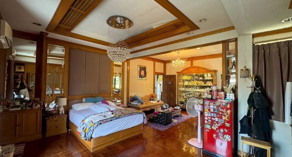 For sale 4 bedrooms house in Bang Kapi, Bangkok