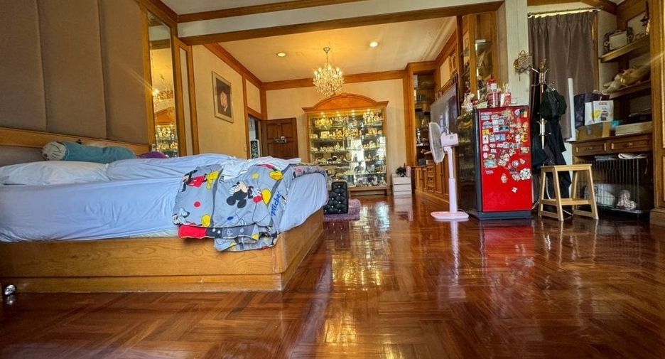 For sale 4 bedrooms house in Bang Kapi, Bangkok