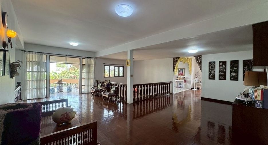 For sale 4 bedrooms house in Bang Kapi, Bangkok