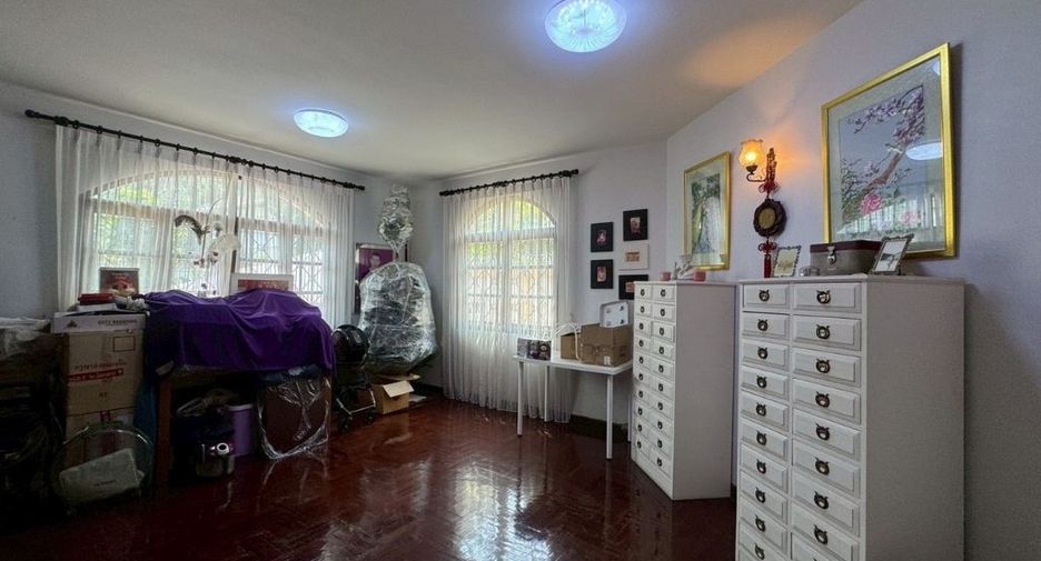 For sale 4 bedrooms house in Bang Kapi, Bangkok