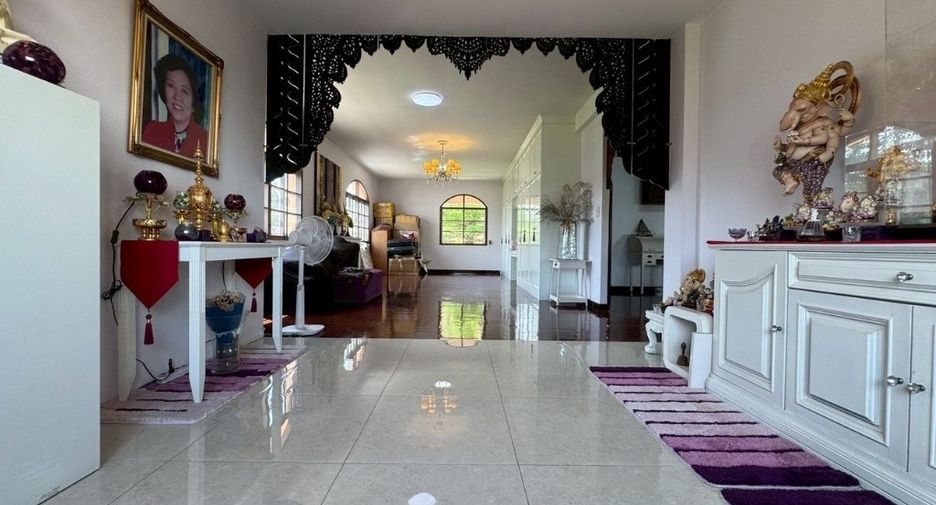 For sale 4 bedrooms house in Bang Kapi, Bangkok