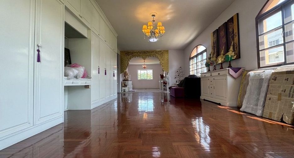 For sale 4 bedrooms house in Bang Kapi, Bangkok