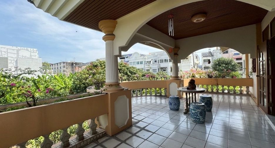 For sale 4 bedrooms house in Bang Kapi, Bangkok