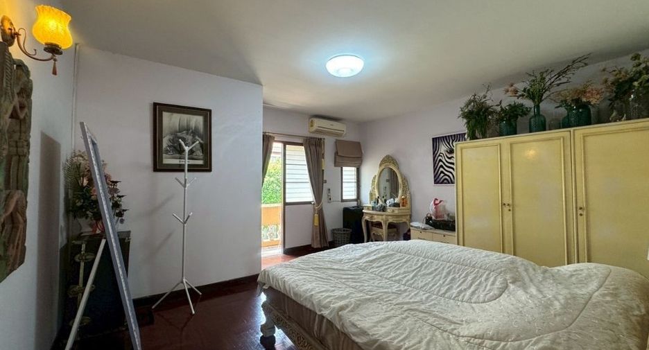 For sale 4 bedrooms house in Bang Kapi, Bangkok