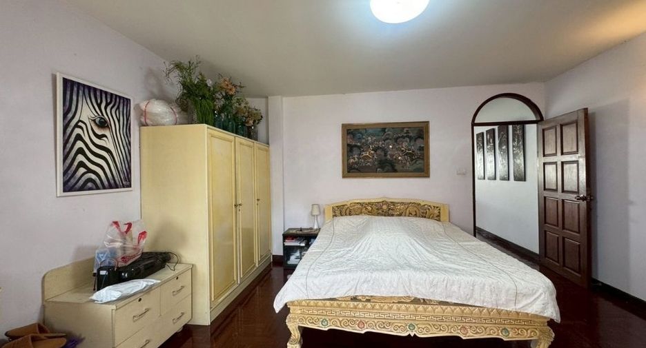 For sale 4 bedrooms house in Bang Kapi, Bangkok