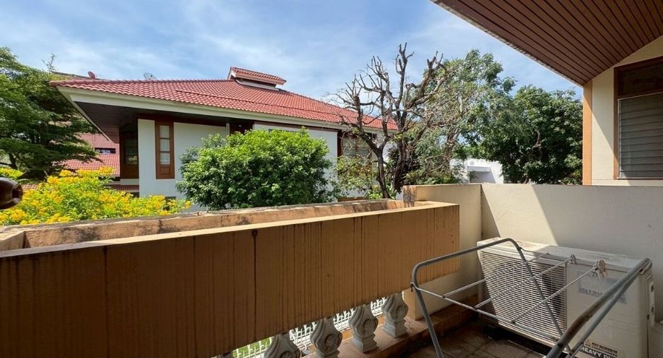 For sale 4 bedrooms house in Bang Kapi, Bangkok