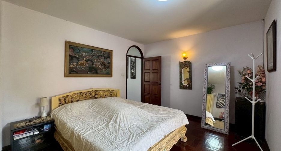 For sale 4 bedrooms house in Bang Kapi, Bangkok