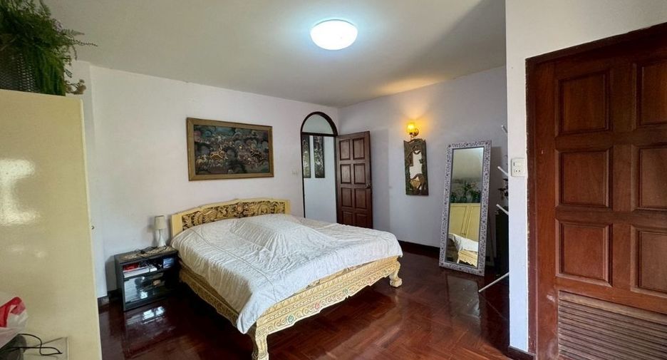 For sale 4 bedrooms house in Bang Kapi, Bangkok