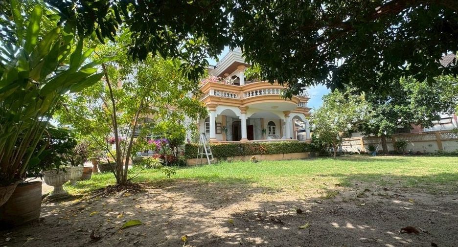 For sale 4 bedrooms house in Bang Kapi, Bangkok