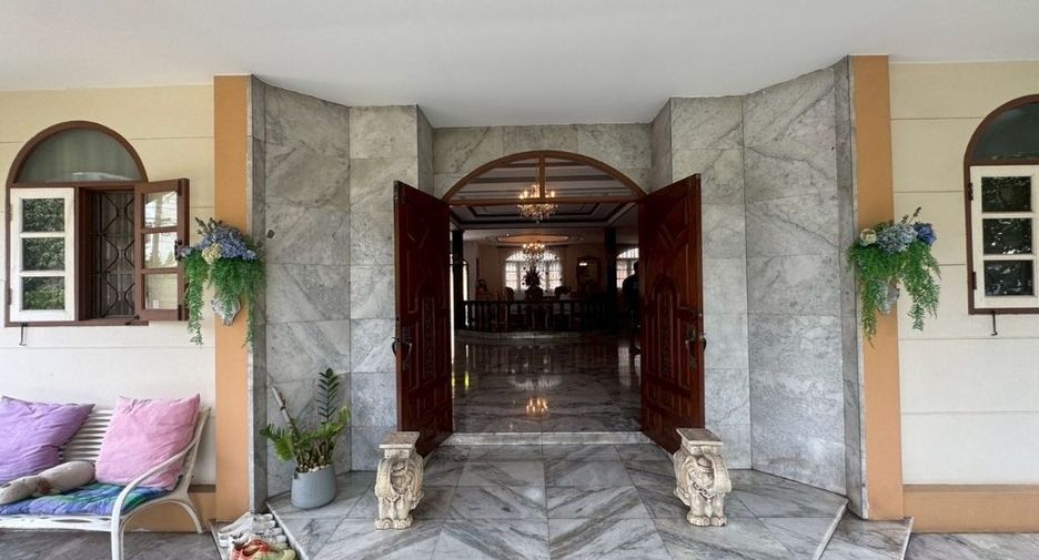 For sale 4 bedrooms house in Bang Kapi, Bangkok
