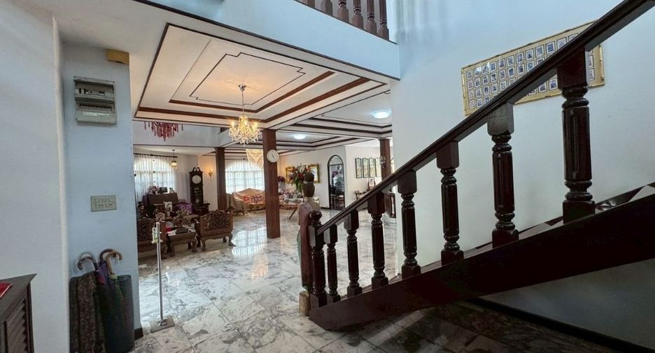 For sale 4 bedrooms house in Bang Kapi, Bangkok