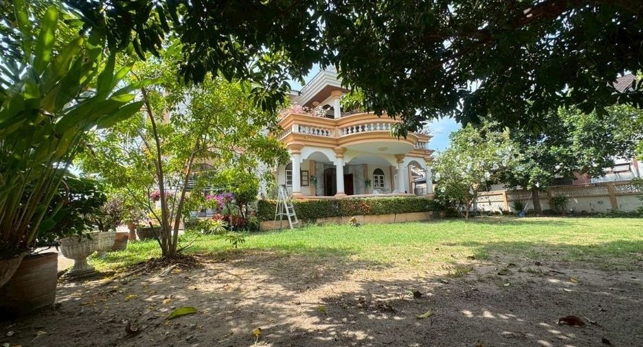 For sale 4 bedrooms house in Bang Kapi, Bangkok