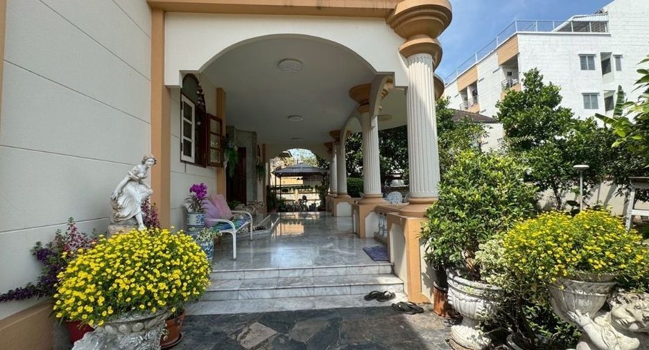 For sale 4 bedrooms house in Bang Kapi, Bangkok