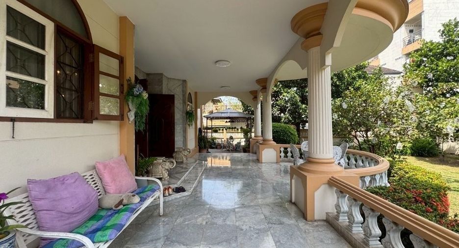 For sale 4 bedrooms house in Bang Kapi, Bangkok