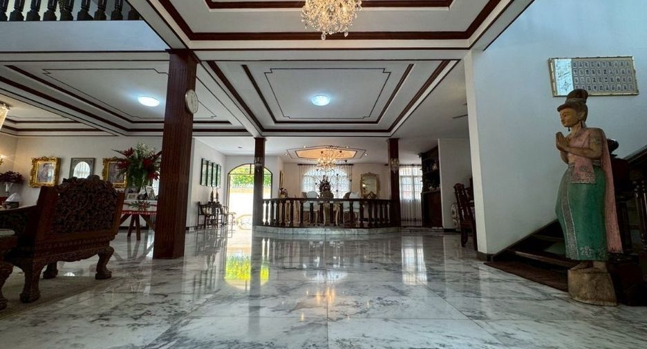 For sale 4 bedrooms house in Bang Kapi, Bangkok