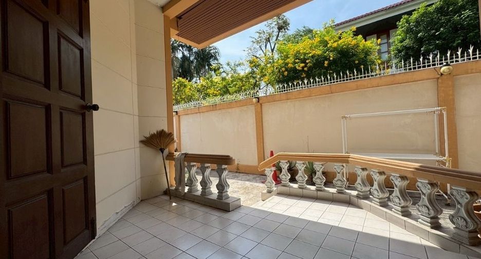 For sale 4 bedrooms house in Bang Kapi, Bangkok