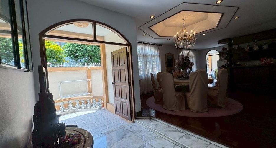 For sale 4 bedrooms house in Bang Kapi, Bangkok