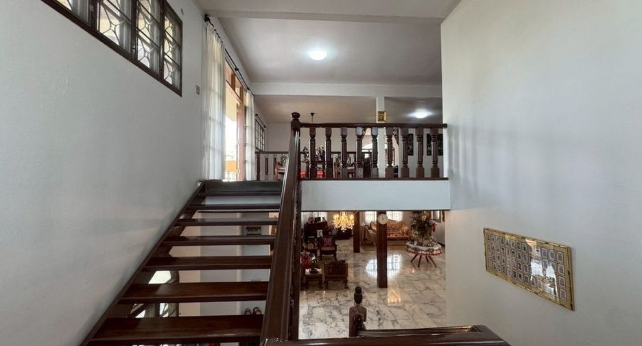 For sale 4 bedrooms house in Bang Kapi, Bangkok