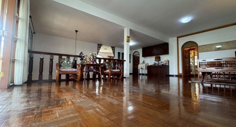 For sale 4 bedrooms house in Bang Kapi, Bangkok